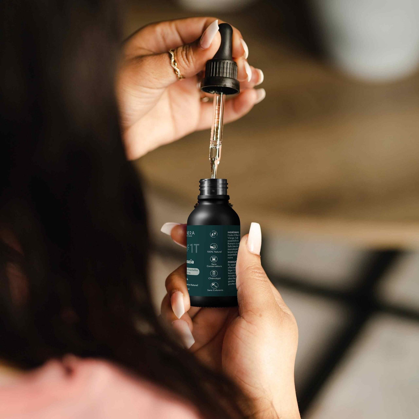 synergie articulations inconfort general mains femme portante flacon huiles essentielles